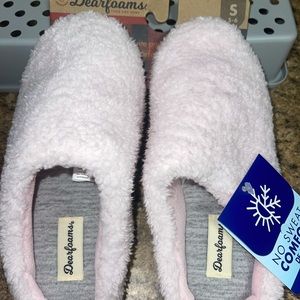 Dear foams slippers SZ small. 5-6